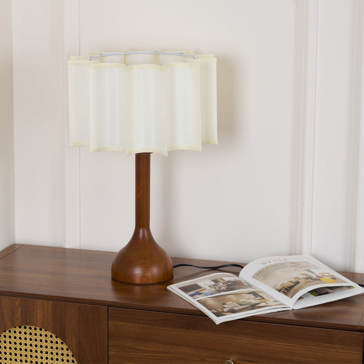 Livenq Tischleuchte aus Holz und Stoff im Retro-Stil