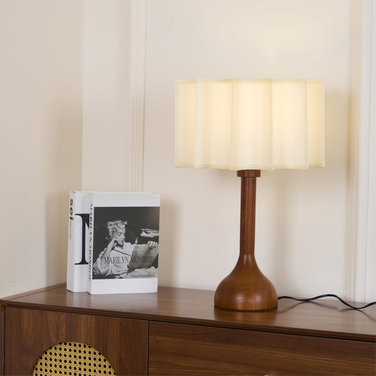 Livenq Tischleuchte aus Holz und Stoff im Retro-Stil