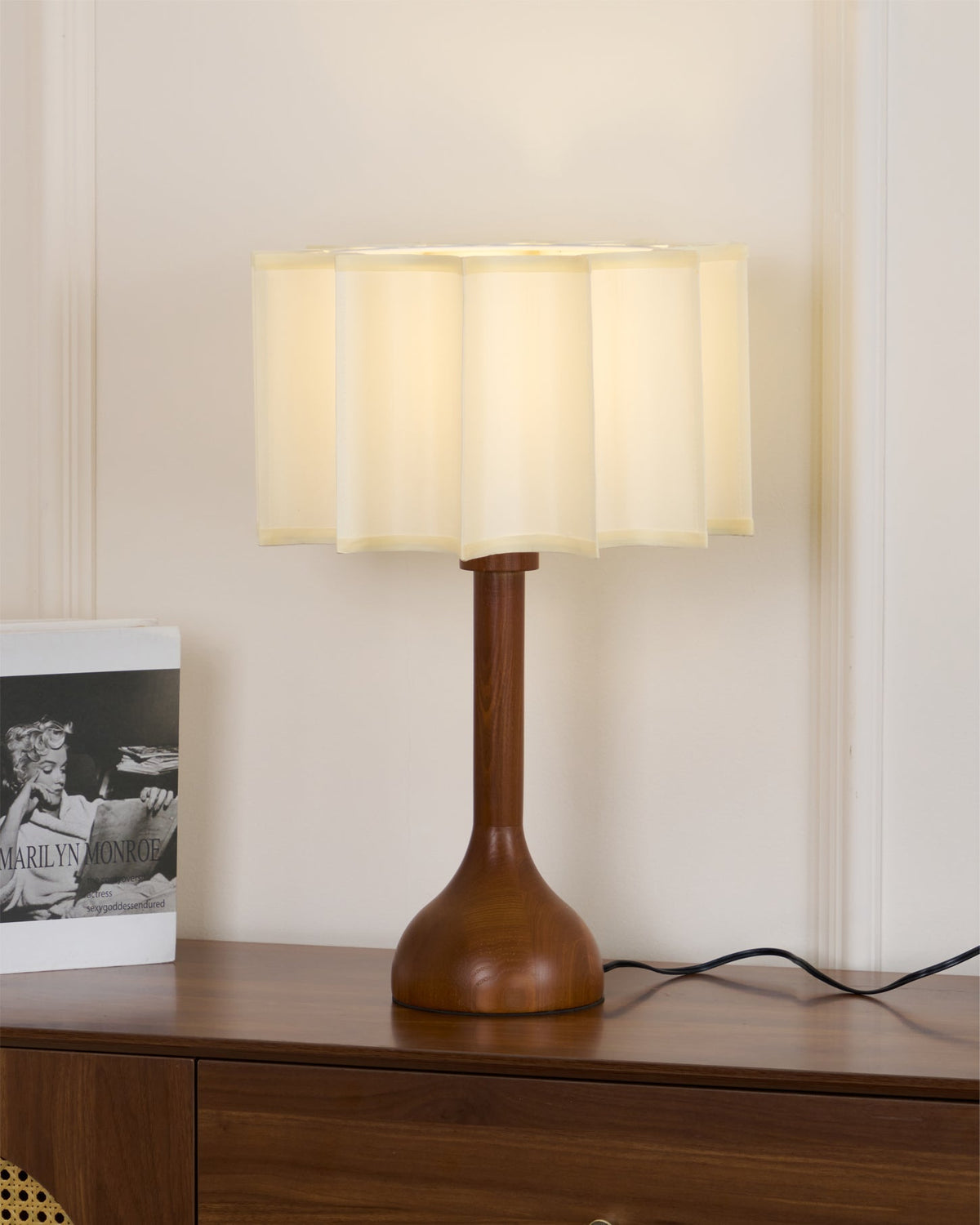 Livenq Tischleuchte aus Holz und Stoff im Retro-Stil