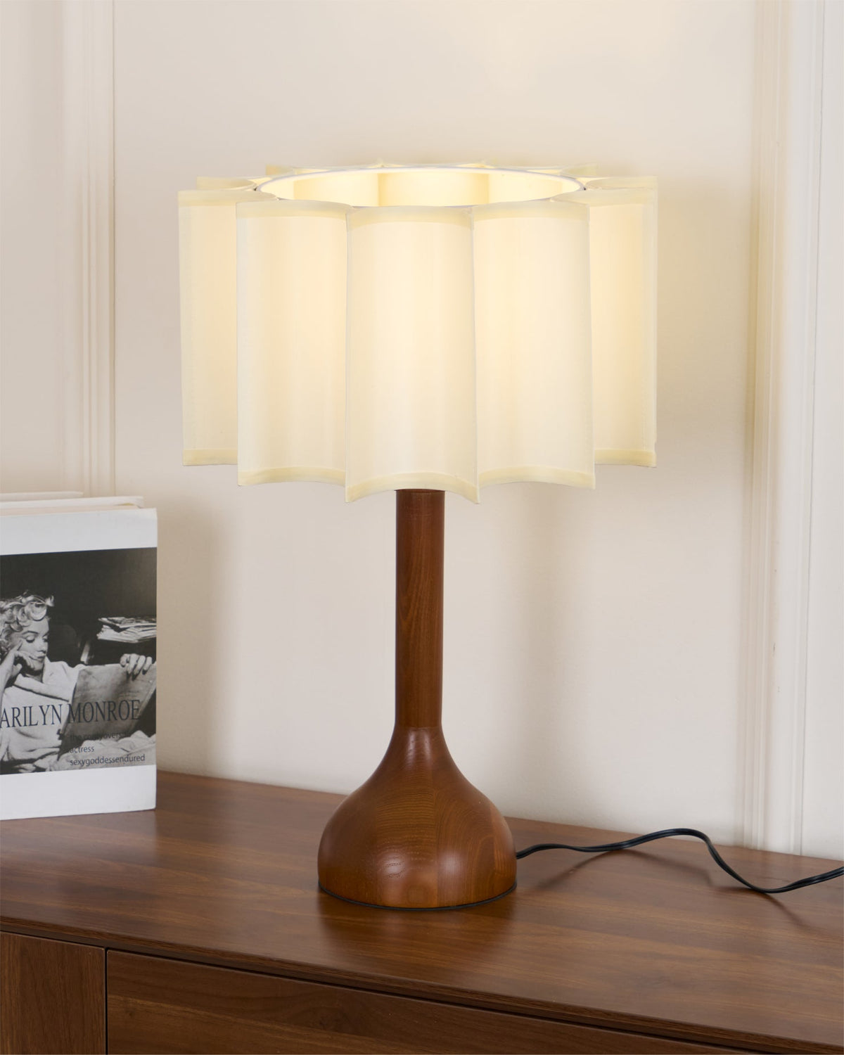 Livenq Tischleuchte aus Holz und Stoff im Retro-Stil