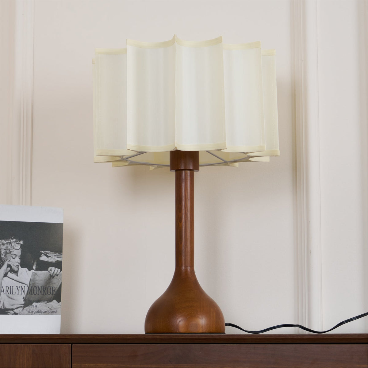 Livenq Tischleuchte aus Holz und Stoff im Retro-Stil