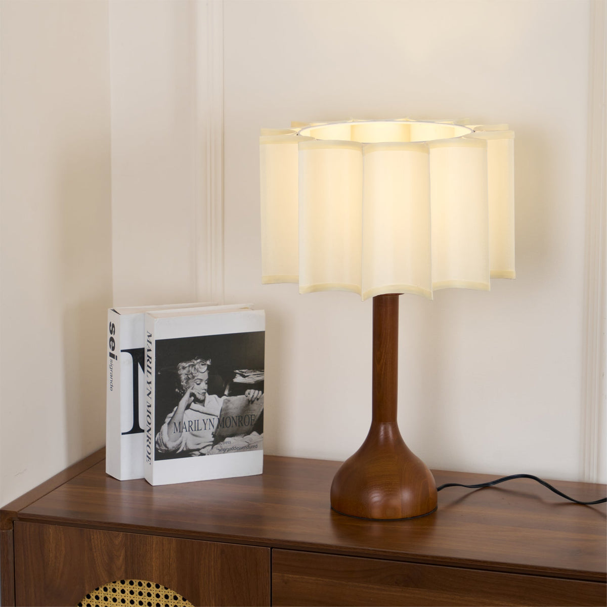 Livenq Tischleuchte aus Holz und Stoff im Retro-Stil