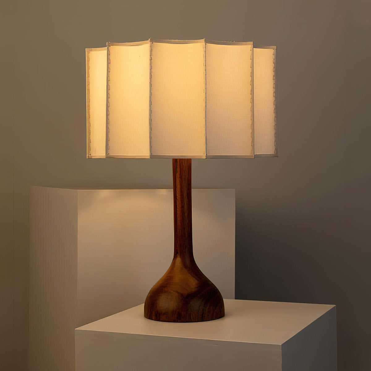 Livenq Tischleuchte aus Holz und Stoff im Retro-Stil