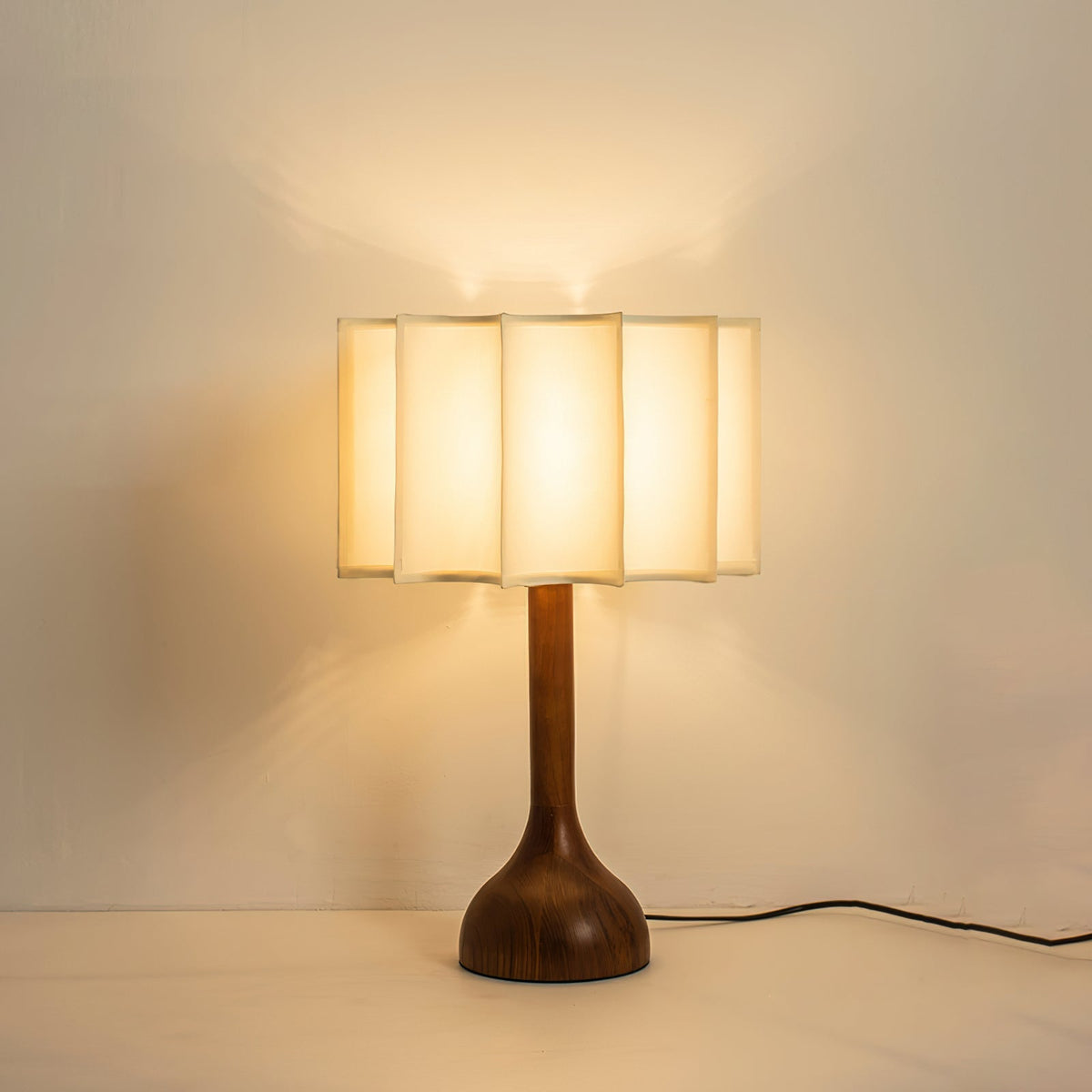 Livenq Tischleuchte aus Holz und Stoff im Retro-Stil