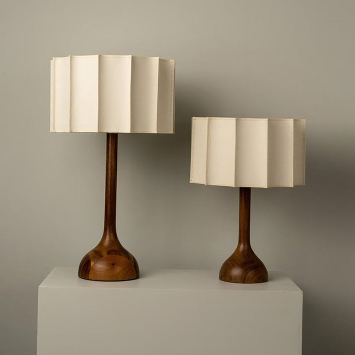 Livenq Tischleuchte aus Holz und Stoff im Retro-Stil