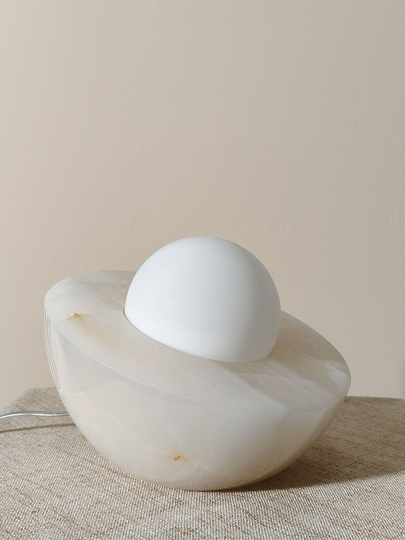 Fryle Jade Minimalistische Tischlampe mit Halo