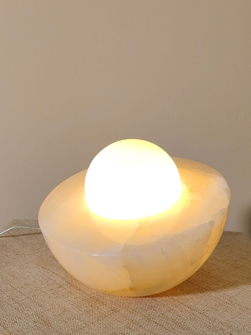 Fryle Jade Minimalistische Tischlampe mit Halo