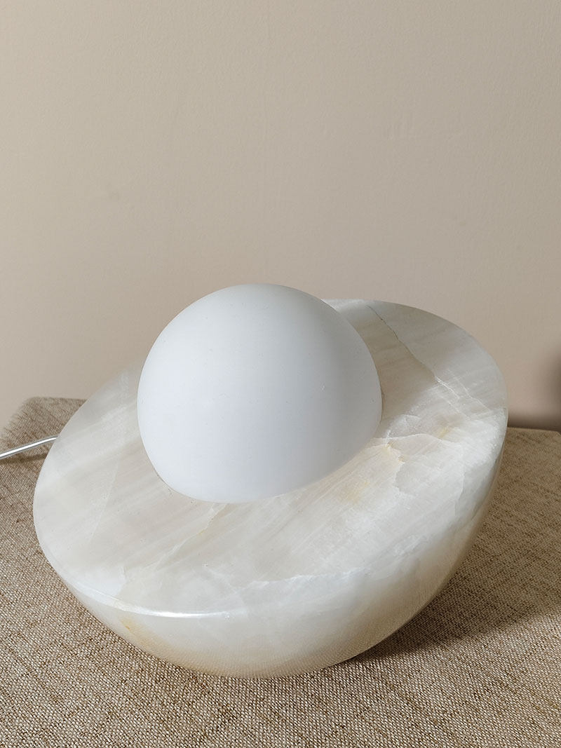 Fryle Jade Minimalistische Tischlampe mit Halo