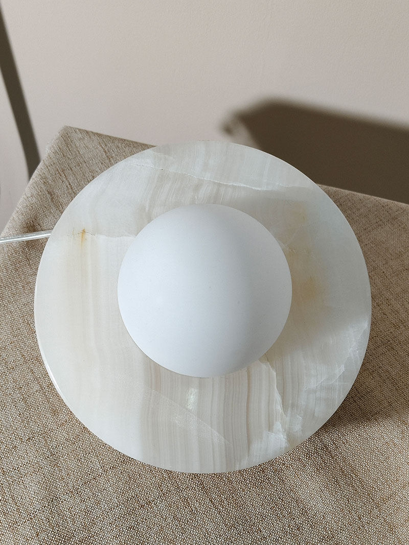 Fryle Jade Minimalistische Tischlampe mit Halo