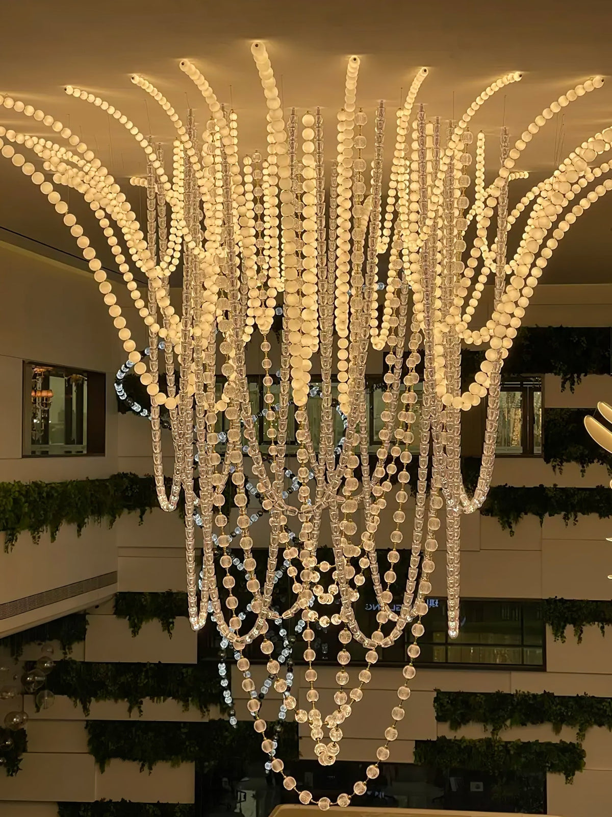 PearlCascade Kronleuchter aus Glas mit Kugeln