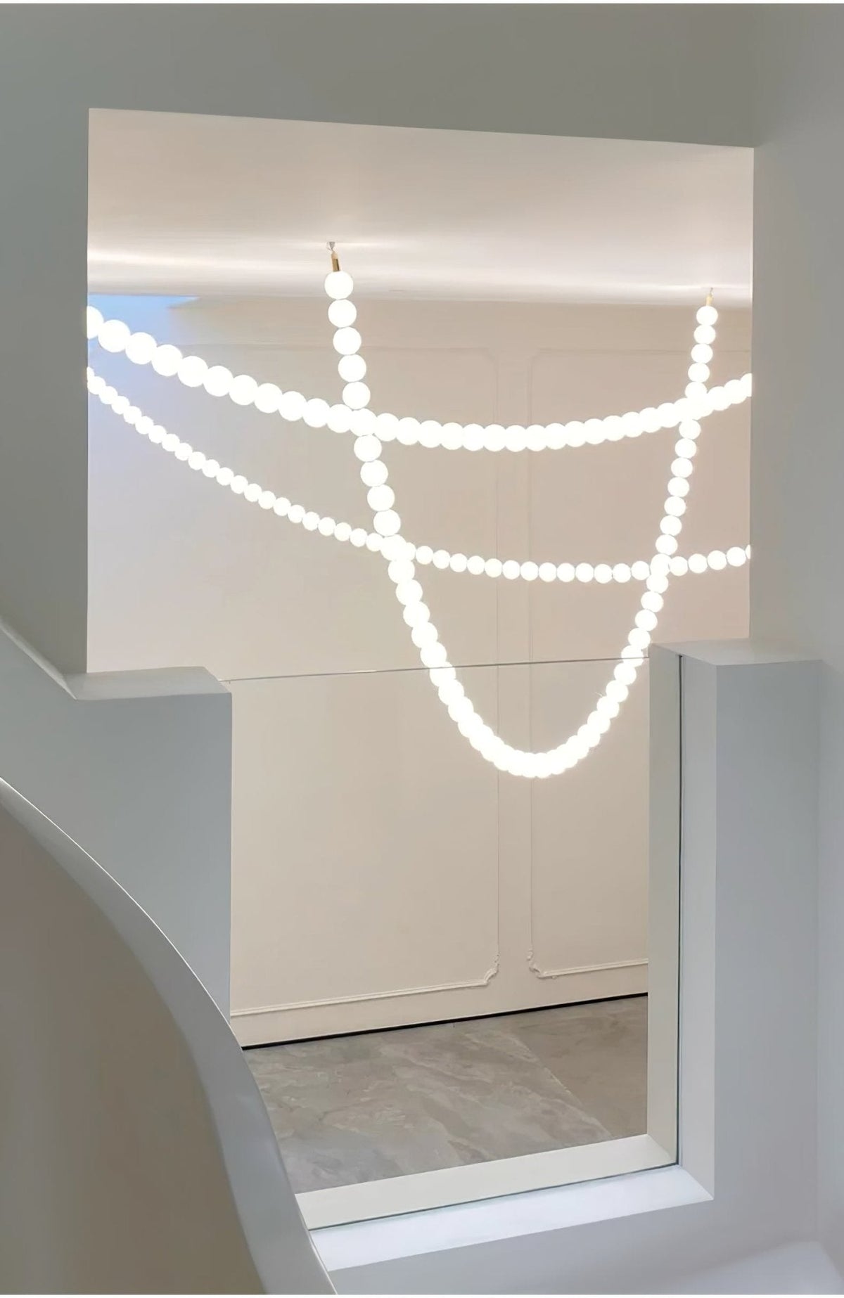 PearlCascade Kronleuchter aus Glas mit Kugeln