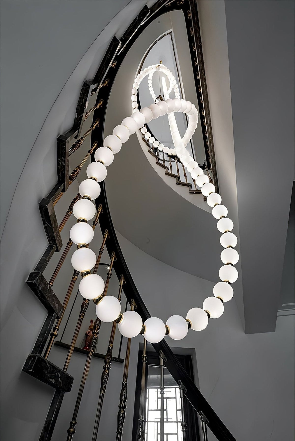PearlCascade Kronleuchter aus Glas mit Kugeln