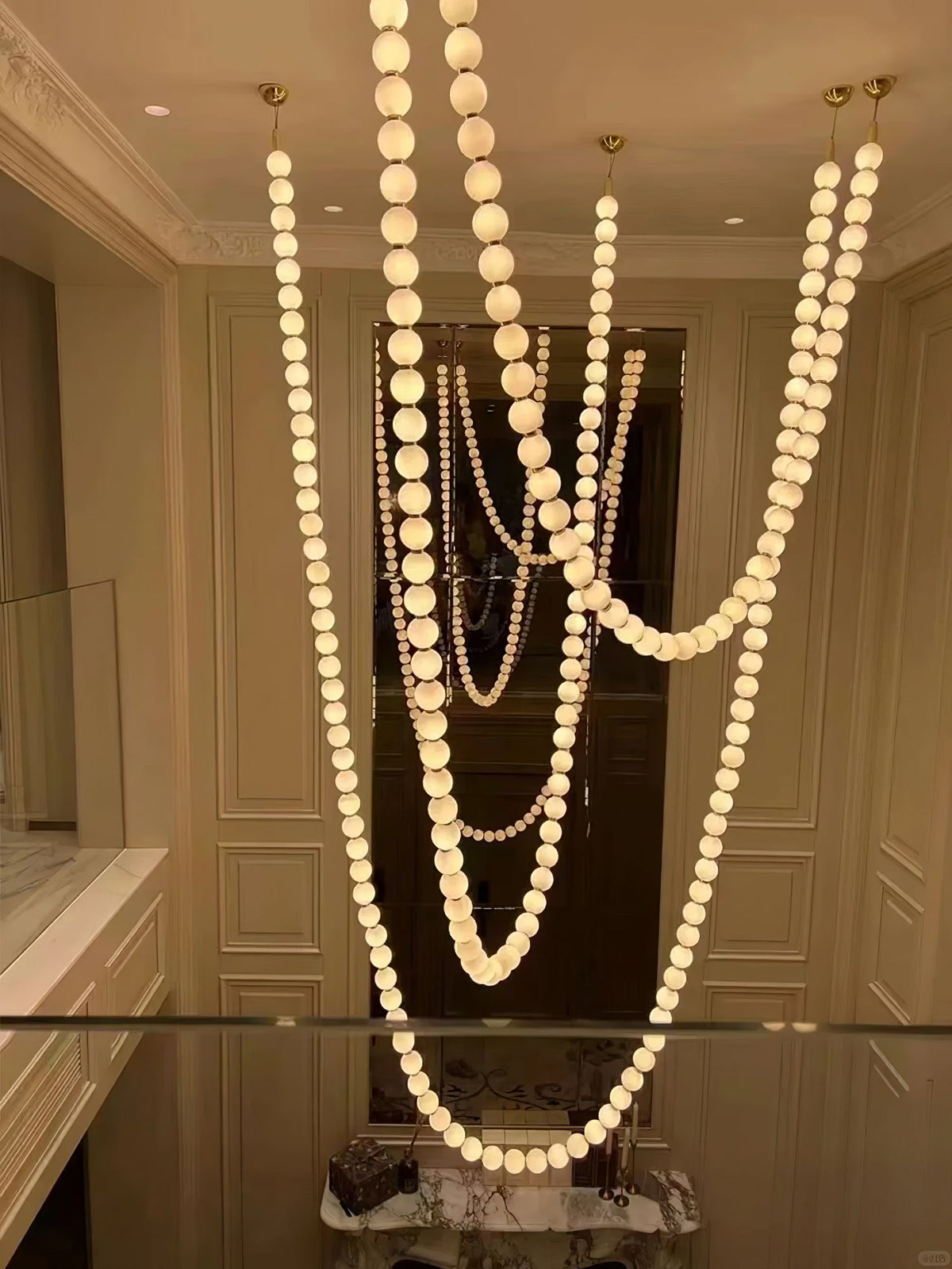 PearlCascade Kronleuchter aus Glas mit Kugeln