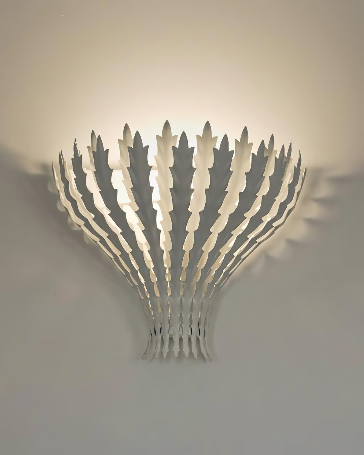 Hampton Wandleuchte Handgefertigtes Blatt-Motiv Eleganz