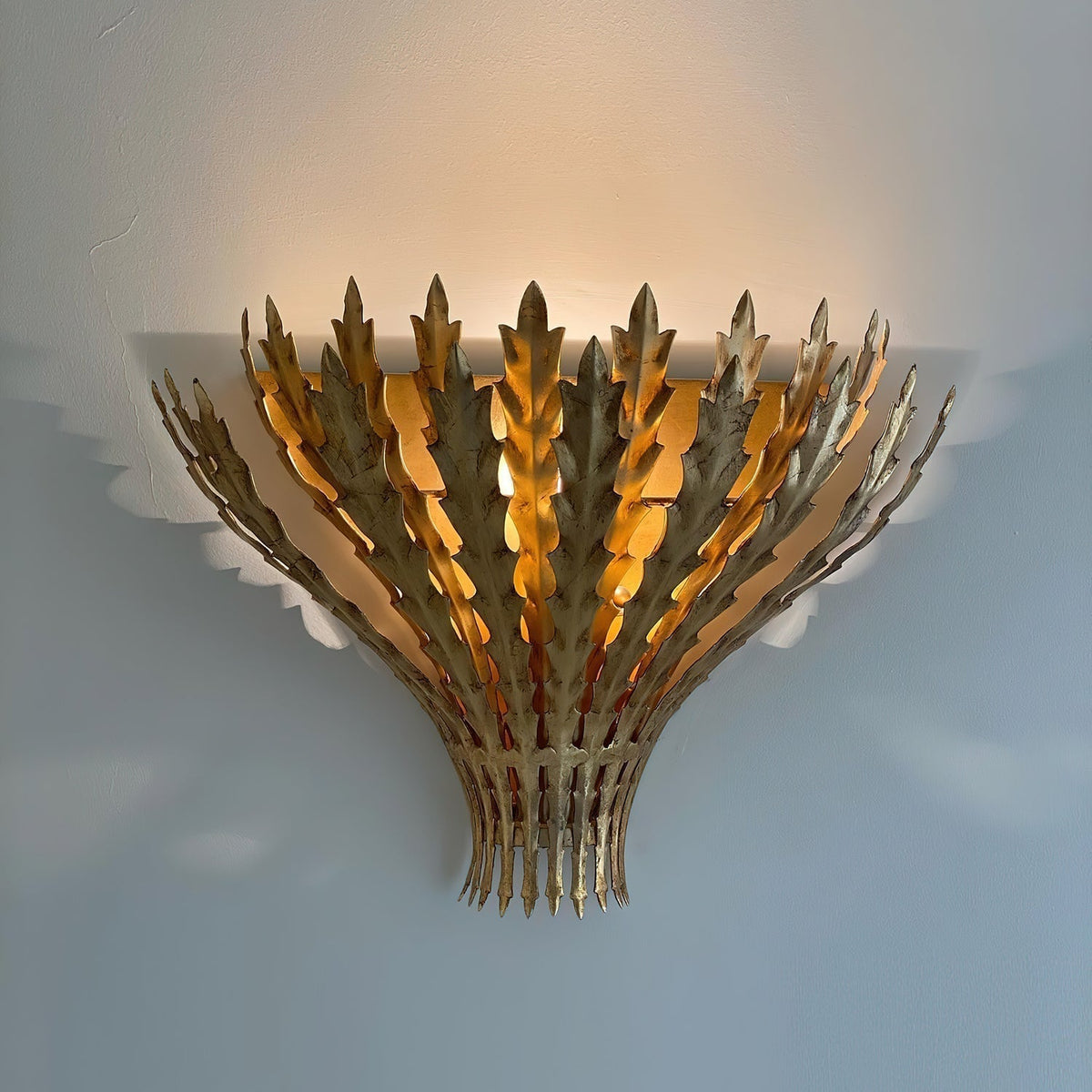 Hampton Wandleuchte Handgefertigtes Blatt-Motiv Eleganz