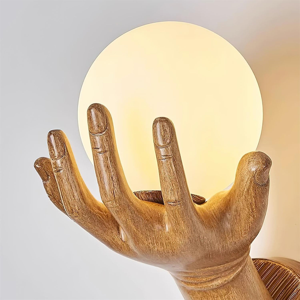 Wandleuchte Polymer Körper Handform Kugelschirm Holzmaserung