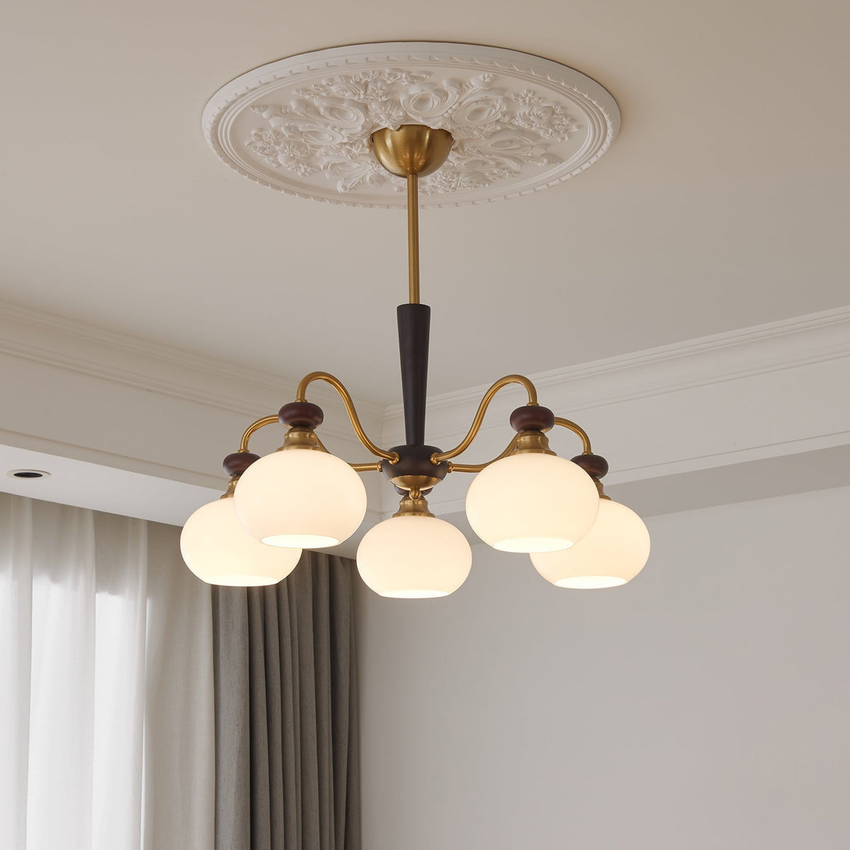 Calaeila Kronleuchter traditionelle Eleganz Kugel Holz Glas