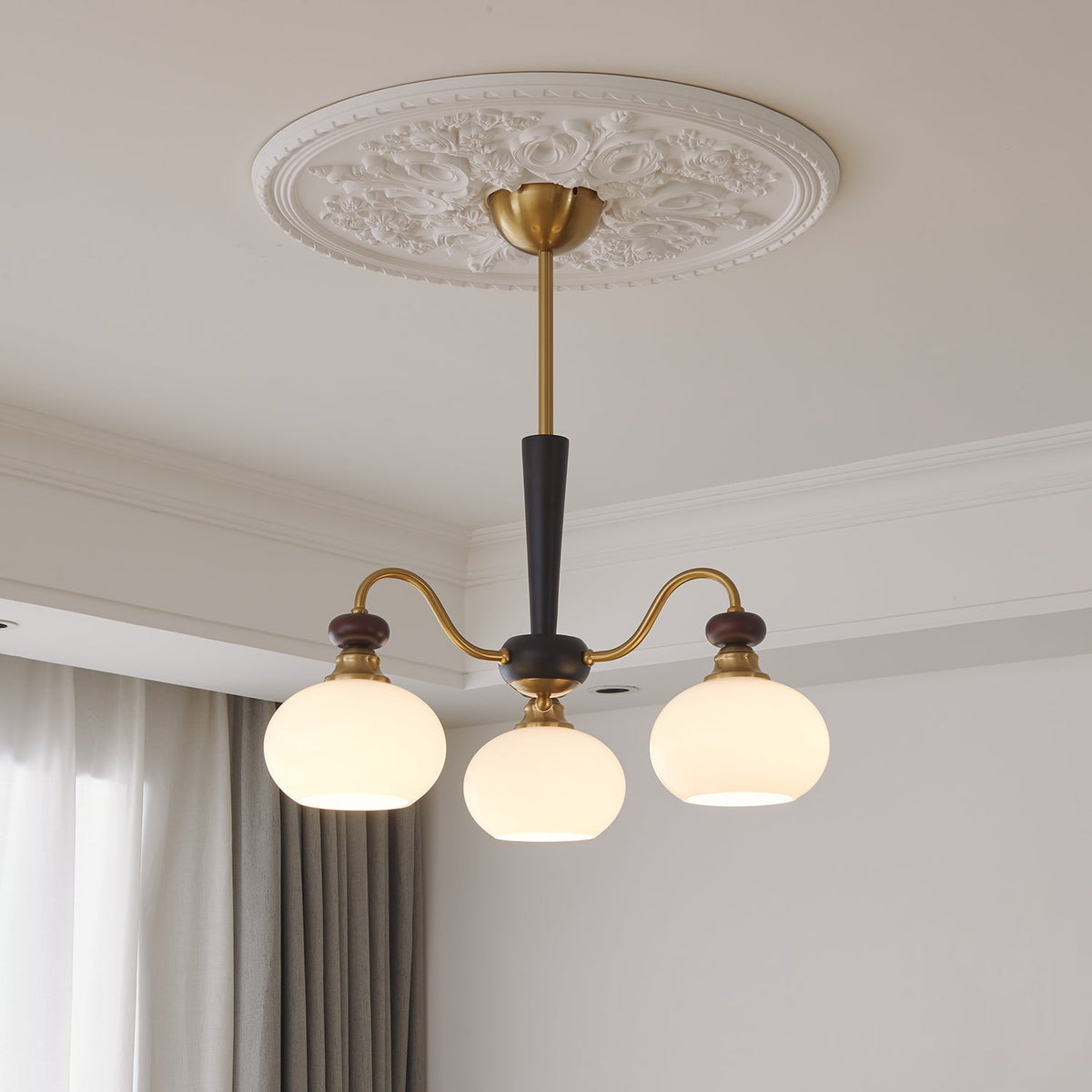 Calaeila Kronleuchter traditionelle Eleganz Kugel Holz Glas