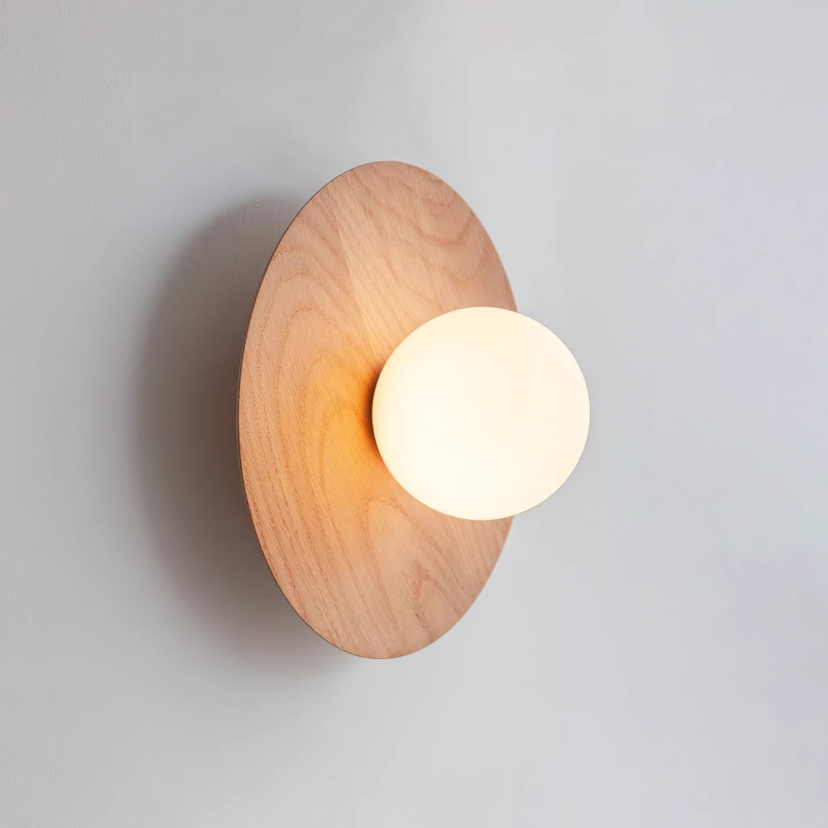 Eloza zeitgenössische minimalistische Wandleuchte aus Holz und Glas