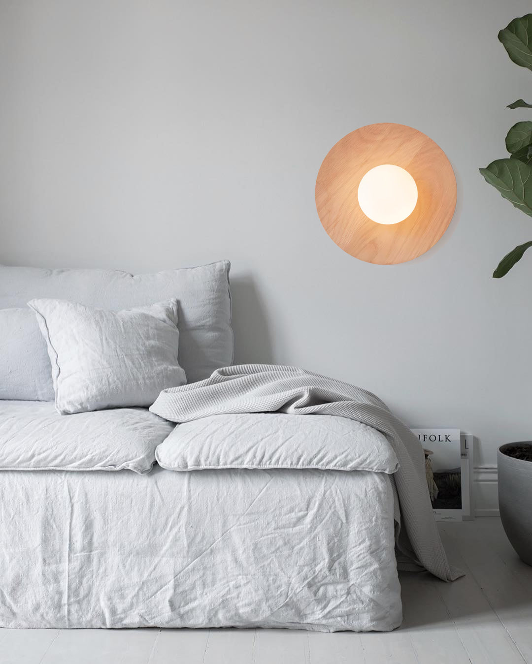 Eloza zeitgenössische minimalistische Wandleuchte aus Holz und Glas