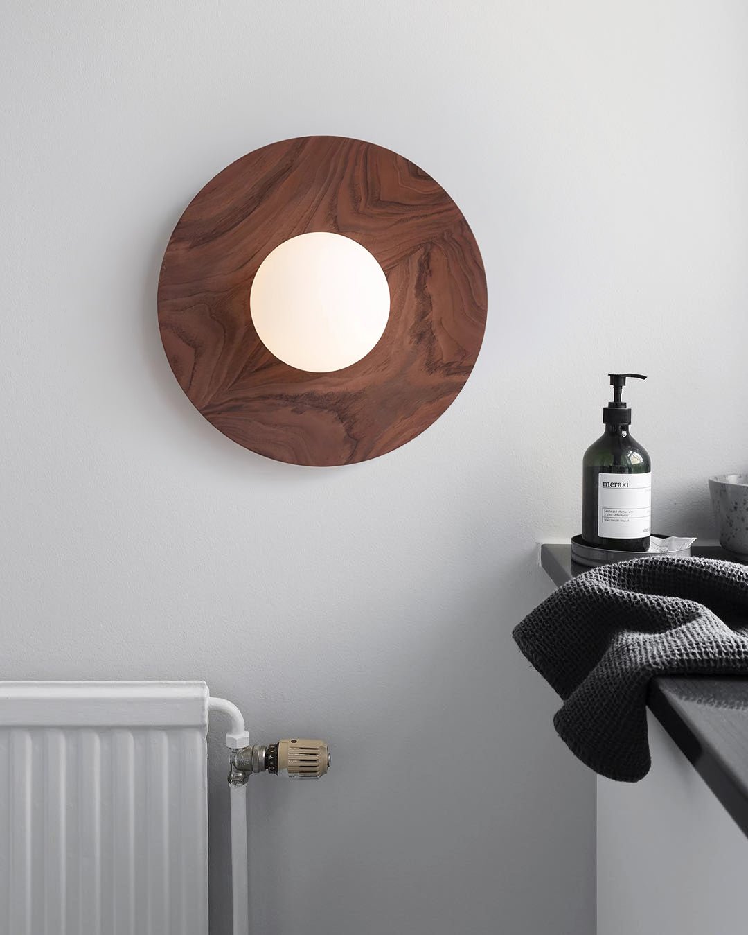 Eloza zeitgenössische minimalistische Wandleuchte aus Holz und Glas