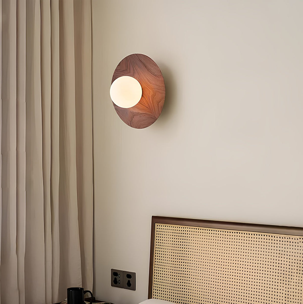 Eloza zeitgenössische minimalistische Wandleuchte aus Holz und Glas