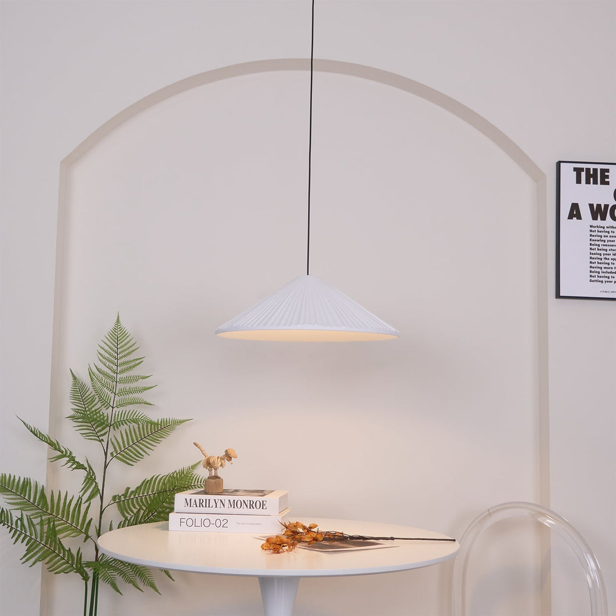 Cone Hat Kunstharz-Pendelleuchte