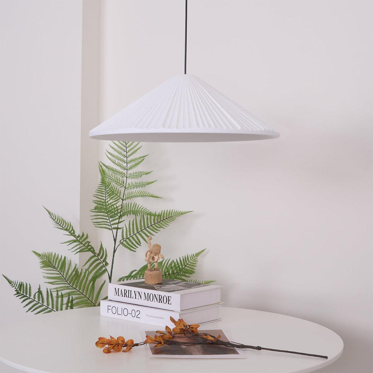 Cone Hat Kunstharz-Pendelleuchte