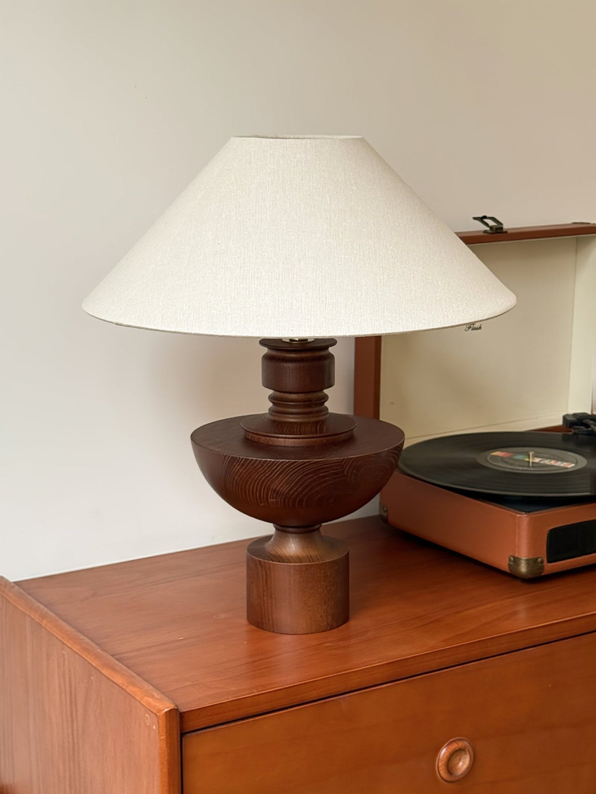 Dunell Tischleuchte aus Holz und Stoff im Vintage-Stil