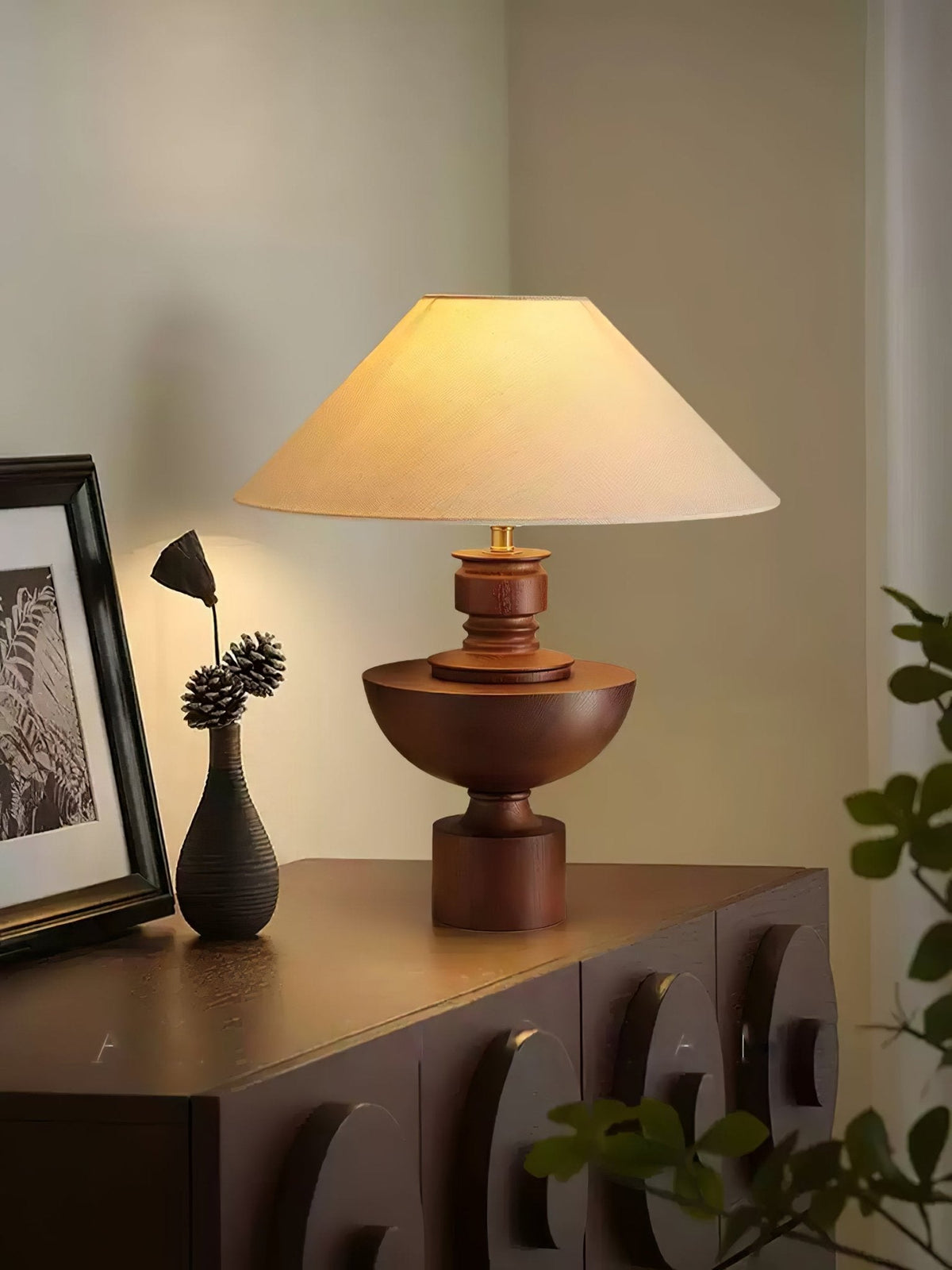 Dunell Tischleuchte aus Holz und Stoff im Vintage-Stil