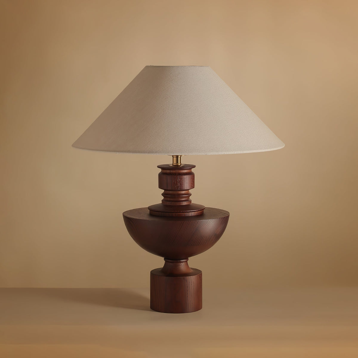 Dunell Tischleuchte aus Holz und Stoff im Vintage-Stil