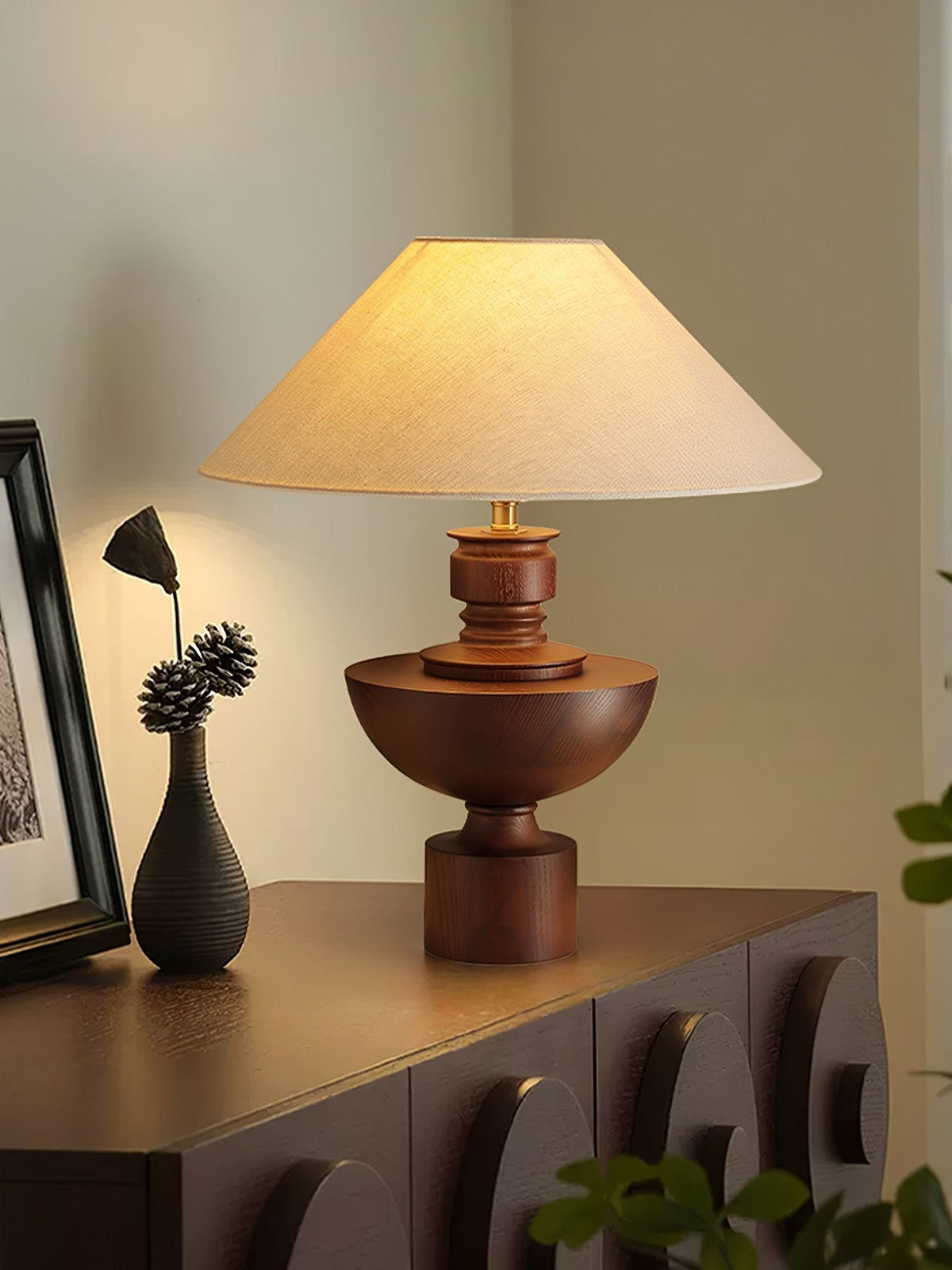 Dunell Tischleuchte aus Holz und Stoff im Vintage-Stil