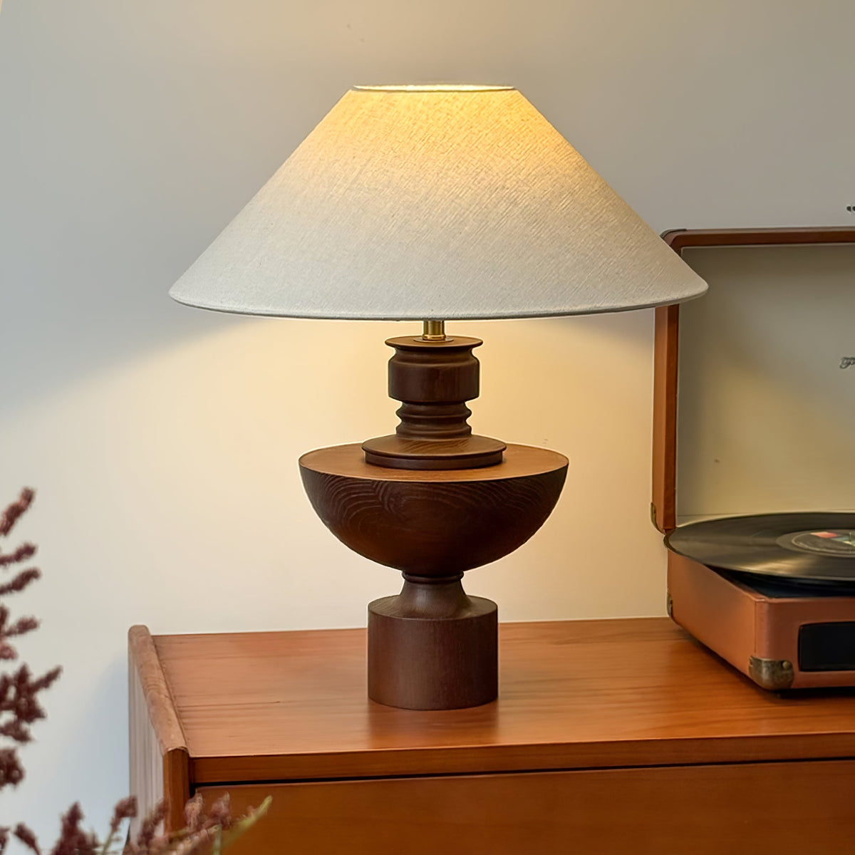 Dunell Tischleuchte aus Holz und Stoff im Vintage-Stil