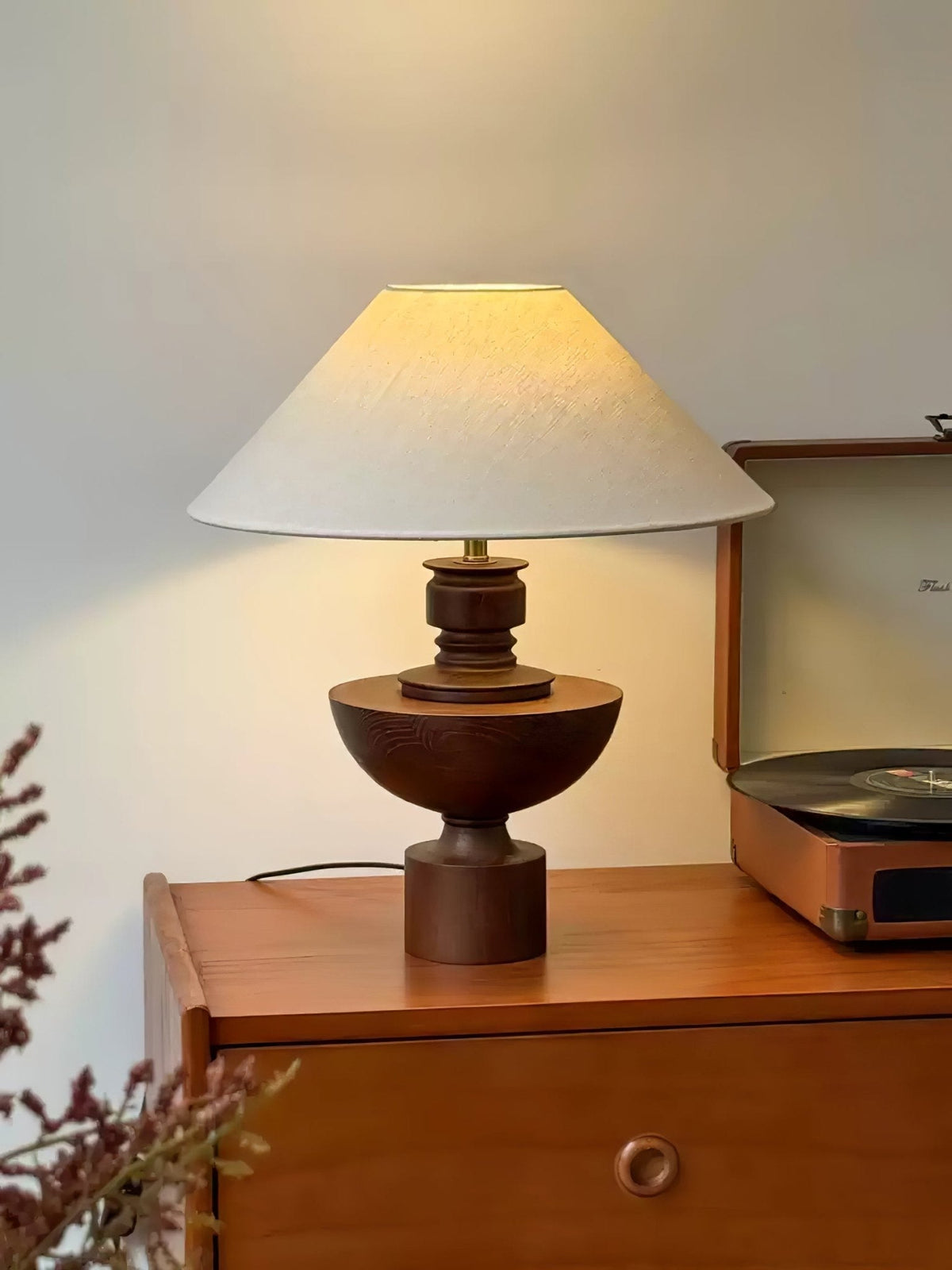 Dunell Tischleuchte aus Holz und Stoff im Vintage-Stil