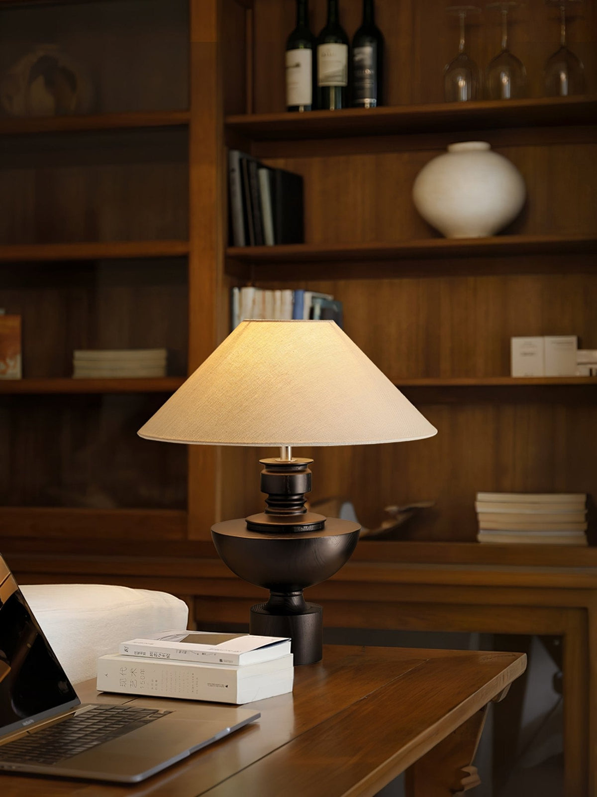 Dunell Tischleuchte aus Holz und Stoff im Vintage-Stil