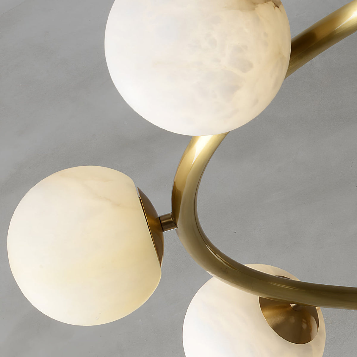Helix Kronleuchter aus Alabaster mit Kugeln
