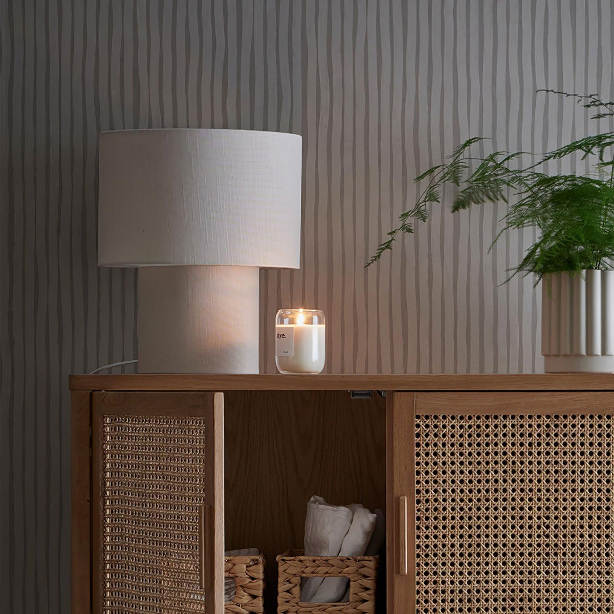 Kaleb Minimalistische Tischleuchte aus Stoff in Beige