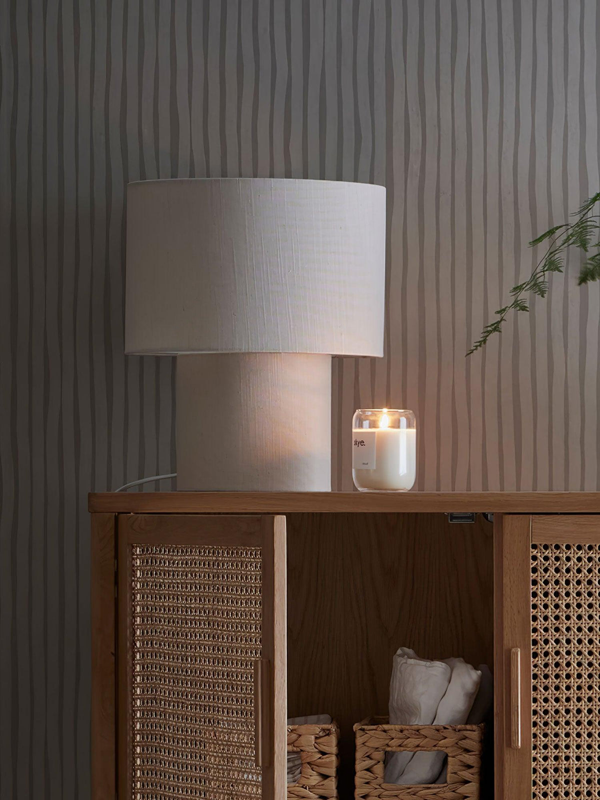 Kaleb Minimalistische Tischleuchte aus Stoff in Beige