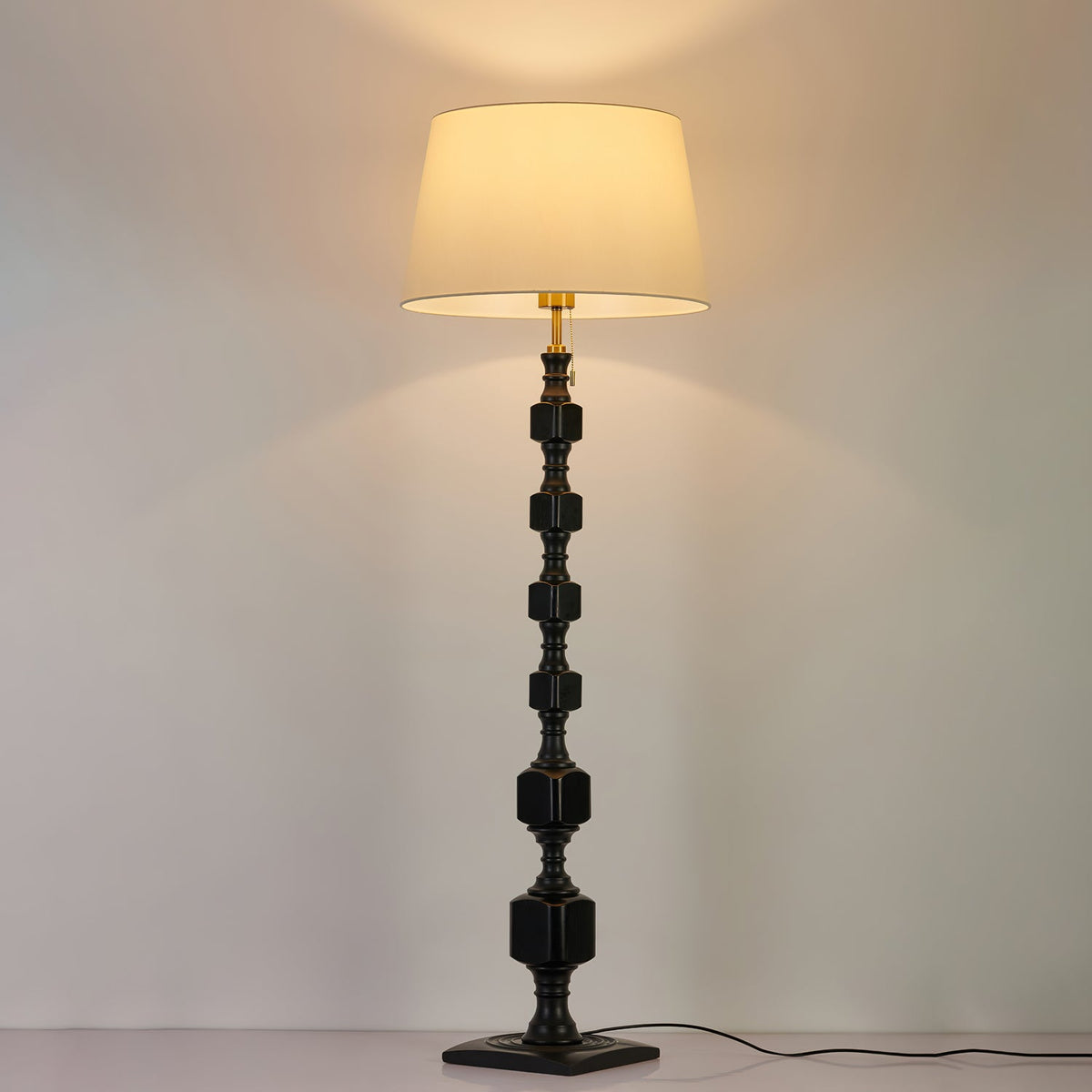 Sylarelle Hexas Stehleuchte aus Holz