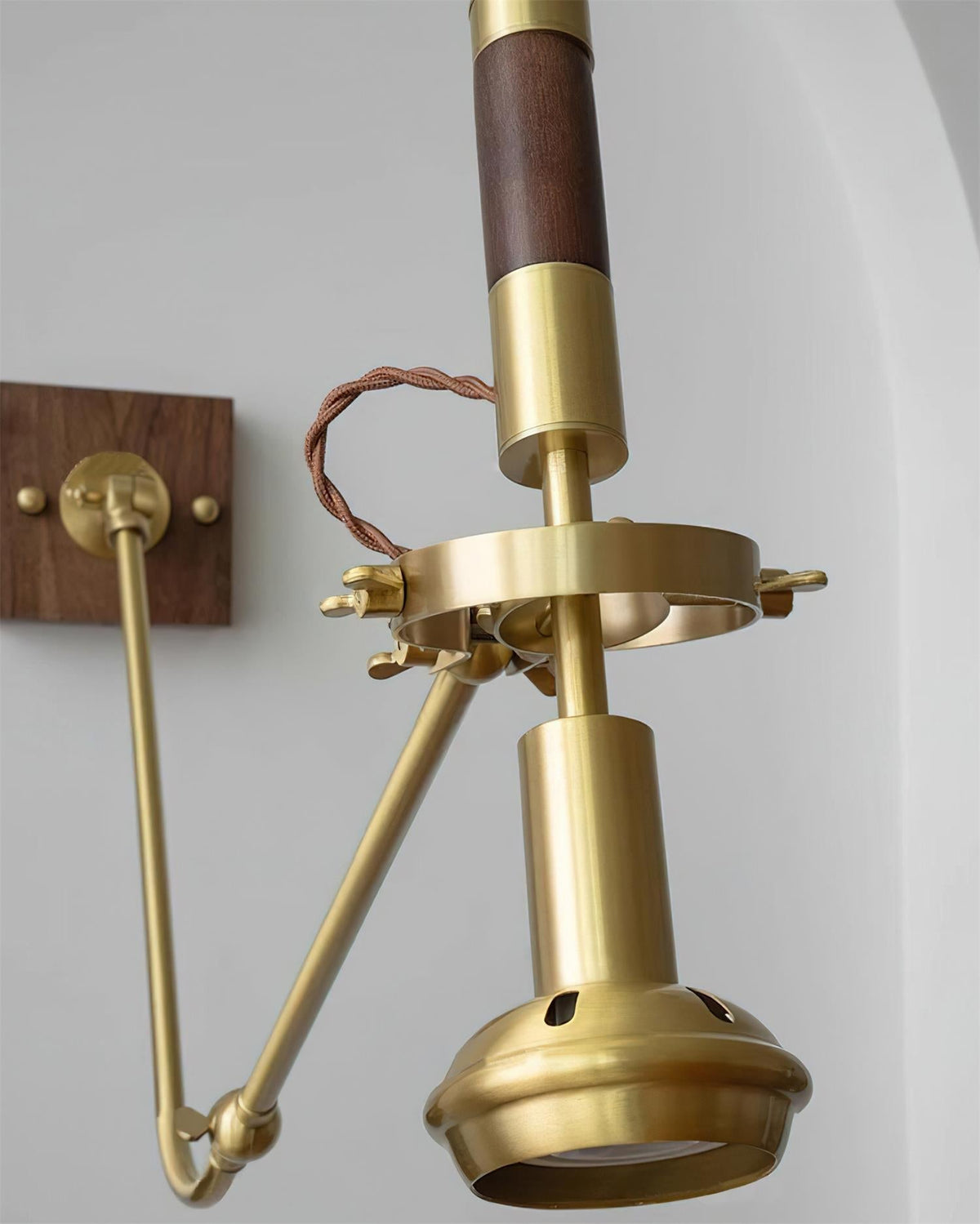 Verstellbare Wandleuchte aus Messing und Walnuss im Vintage-Stil für Arbeitsbereich