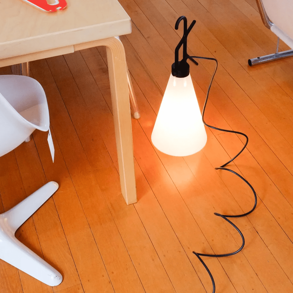 Hook Tischlampe mit Kegel