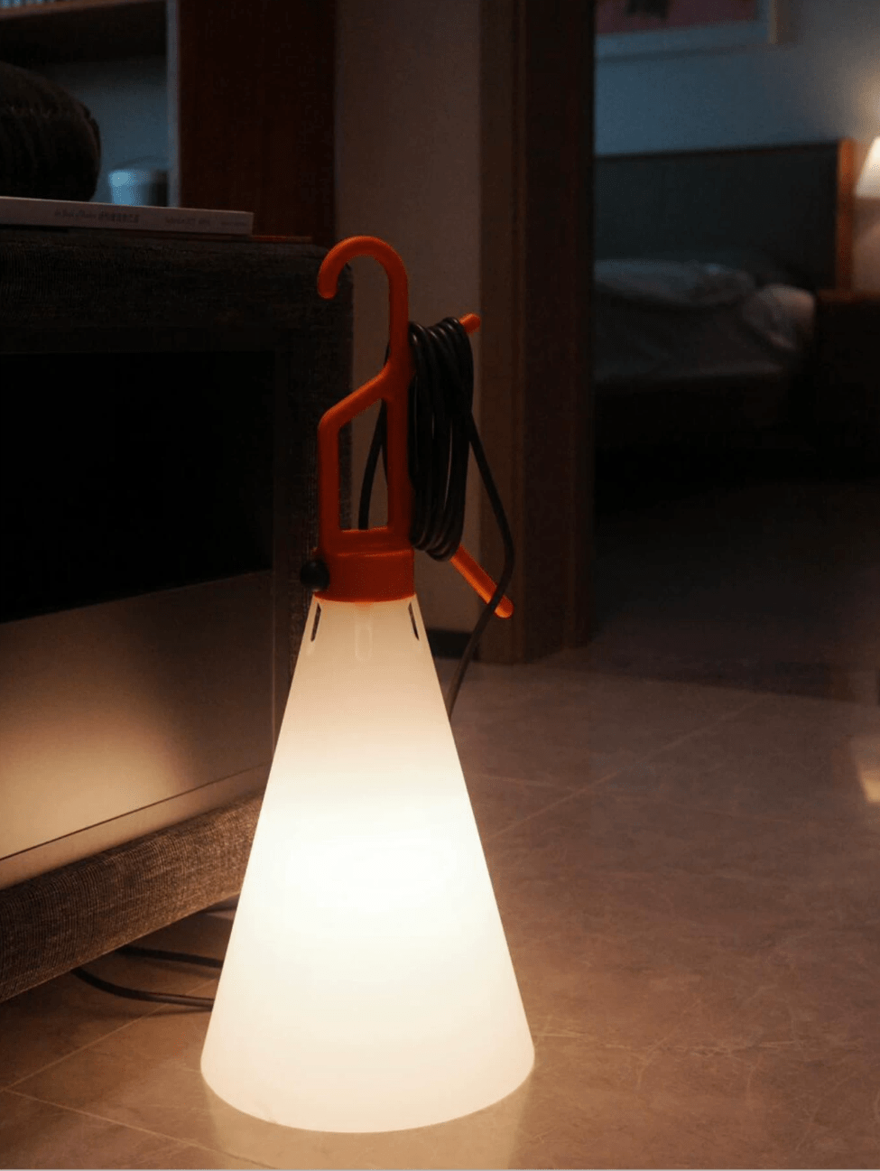 Hook Tischlampe mit Kegel