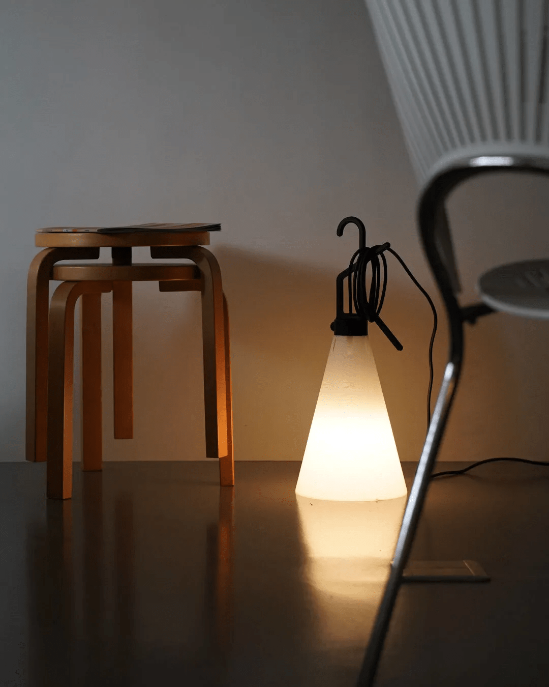 Hook Tischlampe mit Kegel
