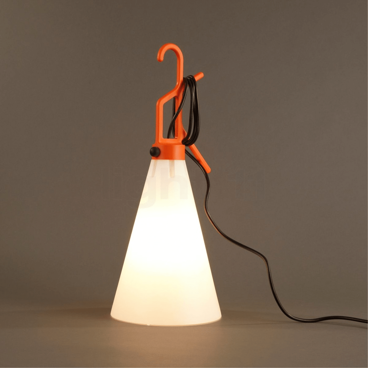 Hook Tischlampe mit Kegel