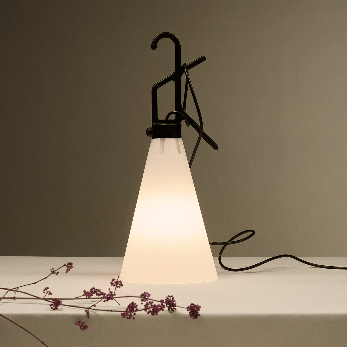 Hook Tischlampe mit Kegel