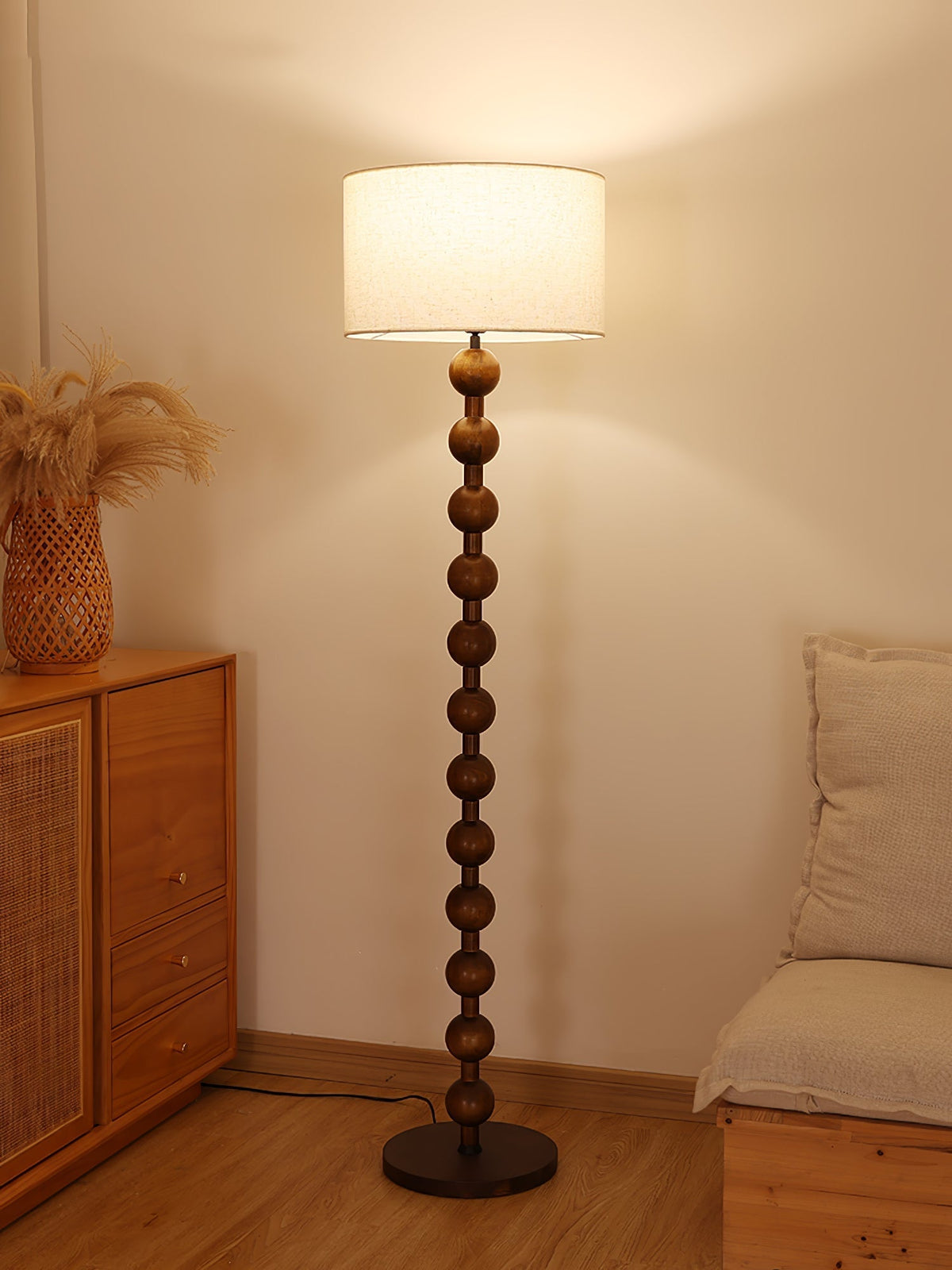 Paston Stehleuchte aus Holz mit Stoffschirm