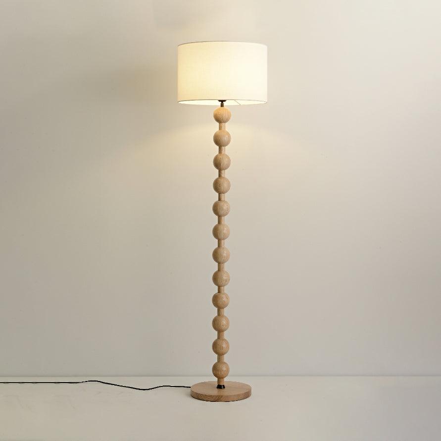 Paston Stehleuchte aus Holz mit Stoffschirm