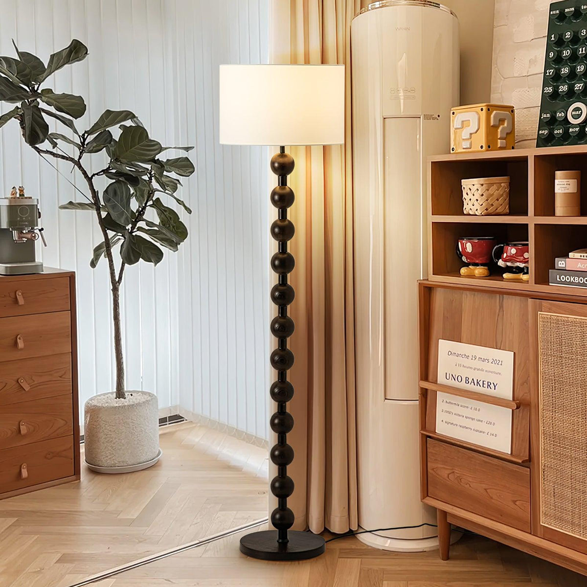 Paston Stehleuchte aus Holz mit Stoffschirm