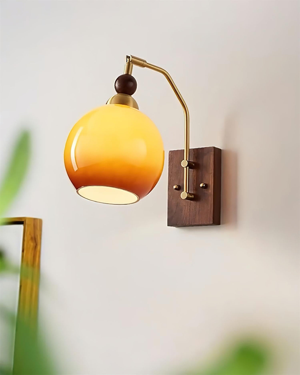 Rinuette Wandleuchte aus Messing mit Glas in Walnuss-Optik