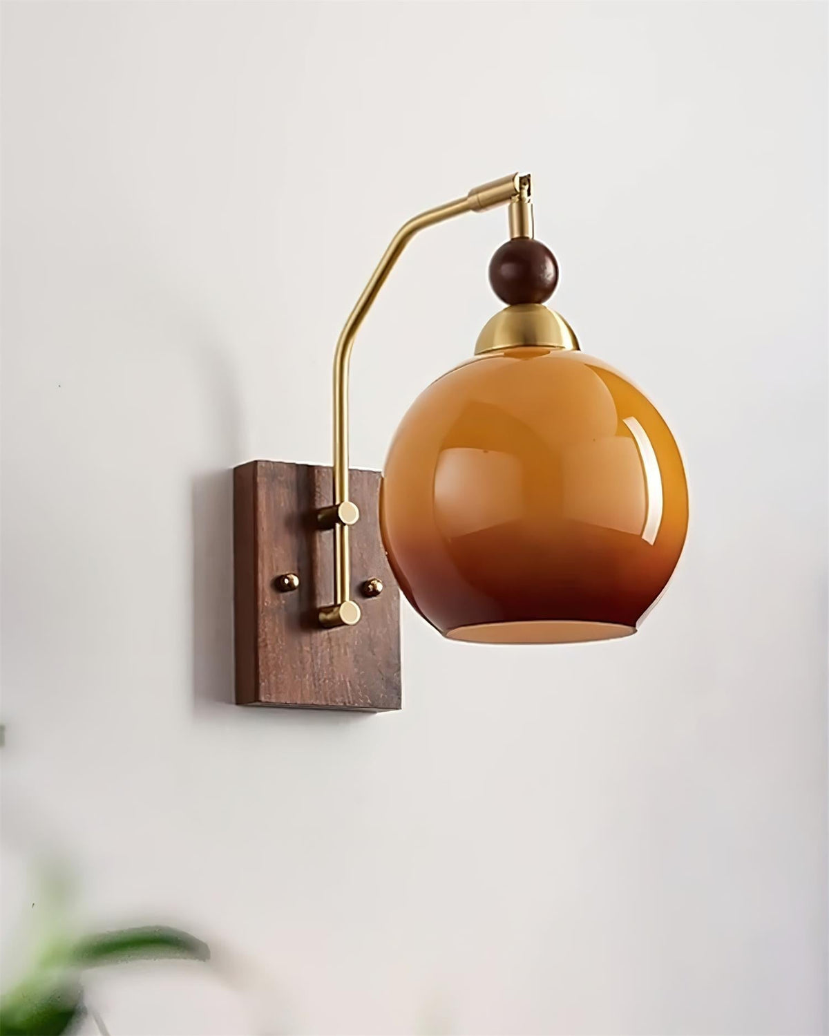 Rinuette Wandleuchte aus Messing mit Glas in Walnuss-Optik